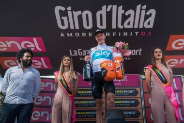 Bardonecchia, İtalya 25 Mayıs 2018: Chris Froome, Sky Team, kaçış 80 km sonra İtalya Bisiklet turu 2018 en zor aşaması zaferi podyumda kutluyor.