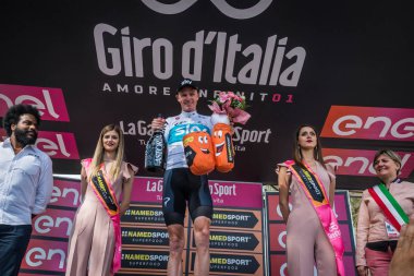 Bardonecchia, İtalya 25 Mayıs 2018: Chris Froome, Sky Team, kaçış 80 km sonra İtalya Bisiklet turu 2018 en zor aşaması zaferi podyumda kutluyor.