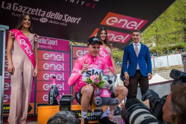 Bardonecchia, İtalya 25 Mayıs 2018: Chris Froome, pembe Jersey gökyüzü takım İtalya Bisiklet turu 2018 yokuş yukarı bir yüzey ile en zor aşaması zaferle Bardonecchia podyumda kutluyor.