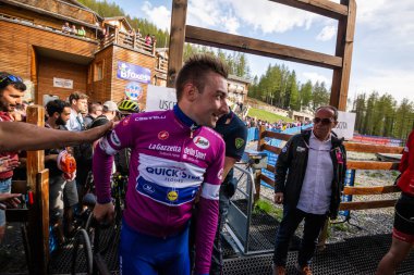 Bardonecchia, İtalya 25 Mayıs 2018: Profesyonel bisikletçi İtalya 2018 tur en zor dağ aşaması sonra otobüs geliş transfer.