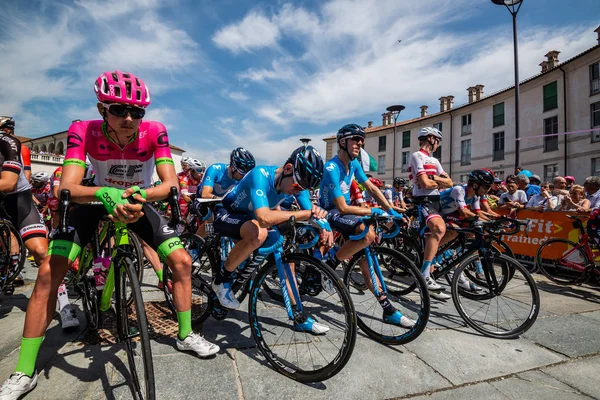 意大利 Venaria Reale 2018年5月25日 职业骑自行车者 在第一行之前开始的最艰难的山阶段的意大利游2018从 Venaria Reale 和到达上坡在 Bardonecchia — 图库照片