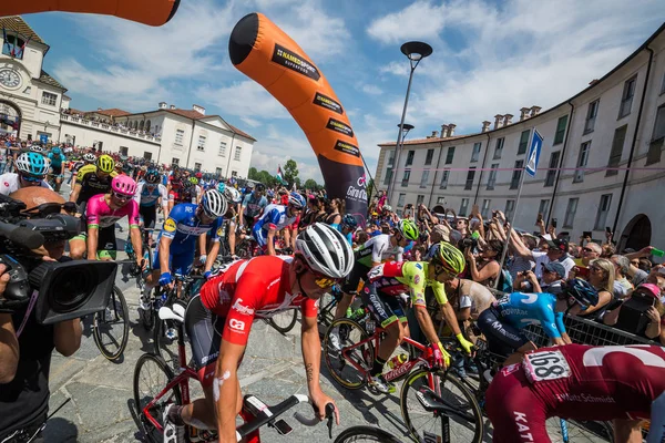 Venaria Reale, İtalya 25 Mayıs 2018: Profesyonel bisikletçiler Venaria Reale ve varış yokuş yukarı Bardonecchia İtalya 2018 Tur son sert dağına aşamasında başlamak.