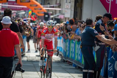 Venaria Reale, İtalya 25 Mayıs 2018: Profesyonel bisikletçi podyum imzalar önce İtalya 2018 Tur zor dağ aşaması için veri transferi.