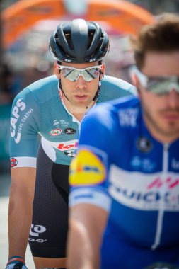 Venaria Reale, İtalya 25 Mayıs 2018: Profesyonel bisikletçi podyum imzalar önce İtalya 2018 Tur zor dağ aşaması için veri transferi.