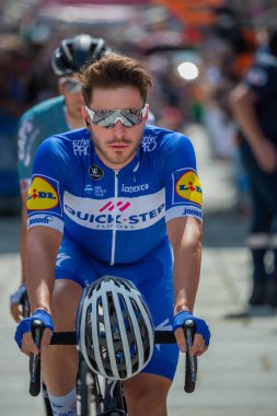 Venaria Reale, İtalya 25 Mayıs 2018: Profesyonel bisikletçi podyum imzalar önce İtalya 2018 Tur zor dağ aşaması için veri transferi.