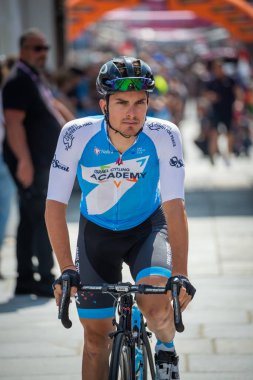 Venaria Reale, İtalya 25 Mayıs 2018: Profesyonel bisikletçi İsrail Akademi ekibinin daha önce bir sabit dağ sahne podyum imzalar için veri transfer İtalya 2018 Tur.