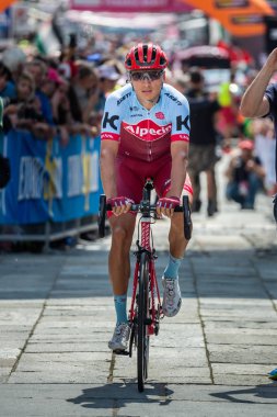 Venaria Reale, İtalya 25 Mayıs 2018: Profesyonel bisikletçi podyum imzalar önce İtalya 2018 Tur zor dağ aşaması için veri transferi.