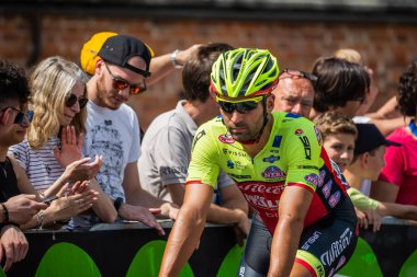 Venaria Reale, İtalya 25 Mayıs 2018: Profesyonel bisikletçi tehlikeli Triestina ekibi daha önce bir sabit dağ sahne podyum imzalar için veri transfer İtalya 2018 Tur.