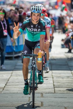 Venaria Reale, İtalya 25 Mayıs 2018: Davide Formolo, Bora Hansgrohe takım içinde podyum imzalar önce İtalya 2018 Tur zor dağ aşamasında veri nakletmek.