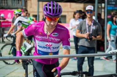 Venaria Reale, İtalya 25 Mayıs 2018: Profesyonel bisikletçi başlamadan önce İtalya 2018 tur en zor dağına sahne podyum imza tarihinde.