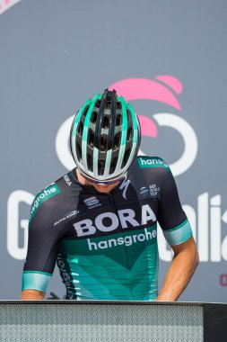 Venaria Reale, İtalya 25 Mayıs 2018: Profesyonel bisikletçi başlamadan önce İtalya 2018 tur en zor dağına sahne podyum imza tarihinde.