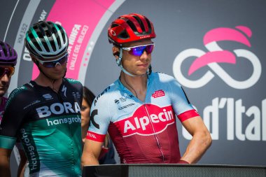 Venaria Reale, İtalya 25 Mayıs 2018: Profesyonel bisikletçi başlamadan önce İtalya 2018 tur en zor dağına sahne podyum imza tarihinde.