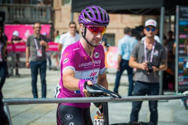 Venaria Reale, İtalya 25 Mayıs 2018: The Purple jersey Viviani Elia, başlamadan önce İtalya 2018 tur en zor dağına sahne podyum imza tarihinde.