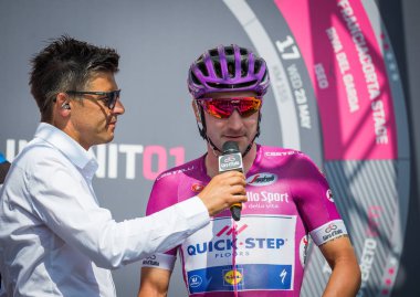 Venaria Reale, İtalya 25 Mayıs 2018: The Purple jersey Viviani Elia, başlamadan önce İtalya 2018 tur en zor dağına sahne podyum imza tarihinde.
