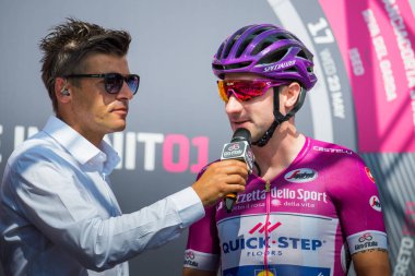 Venaria Reale, İtalya 25 Mayıs 2018: The Purple jersey Viviani Elia, başlamadan önce İtalya 2018 tur en zor dağına sahne podyum imza tarihinde.