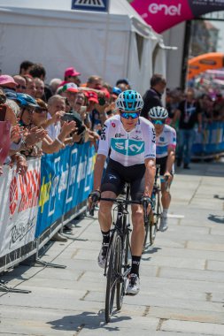 Venaria Reale, İtalya 25 Mayıs 2018: Chris Froome, gökyüzü takımda veri aktarmak podyum imzalar önce İtalya 2018 Tur zor dağ aşaması.