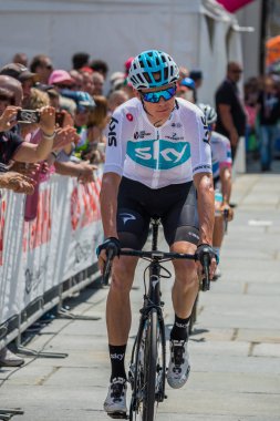 Venaria Reale, İtalya 25 Mayıs 2018: Chris Froome, gökyüzü takımda veri aktarmak podyum imzalar önce İtalya 2018 Tur zor dağ aşaması.