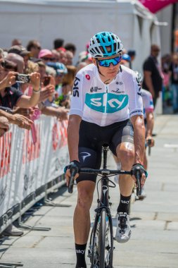 Venaria Reale, İtalya 25 Mayıs 2018: Chris Froome, gökyüzü takımda veri aktarmak podyum imzalar önce İtalya 2018 Tur zor dağ aşaması.