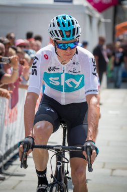 Venaria Reale, İtalya 25 Mayıs 2018: Chris Froome, gökyüzü takımda veri aktarmak podyum imzalar önce İtalya 2018 Tur zor dağ aşaması.