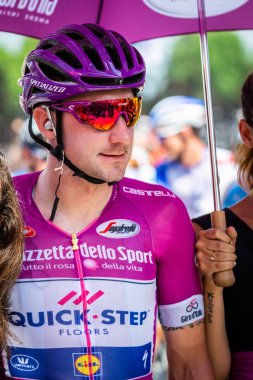 Venaria Reale, İtalya 25 Mayıs 2018: The Purple Jersey'de Viviani Elia, başlamadan önce Tur İtalya 2018 Venaria Reale ve varış yokuş yukarı Bardonecchia zor dağına aşamasının ilk satırı.