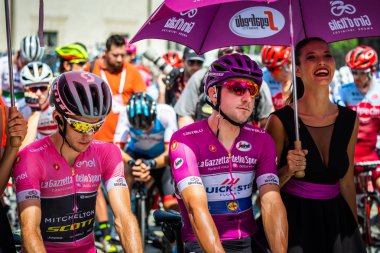 Venaria Reale, İtalya 25 Mayıs 2018: Viviani Elia ve Simon Yates, başlamadan önce Tur İtalya 2018 Venaria Reale ve varış yokuş yukarı Bardonecchia zor dağına aşamasının ilk satırında.