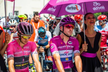 Venaria Reale, İtalya 25 Mayıs 2018: The Purple Jersey'de Viviani Elia, başlamadan önce Tur İtalya 2018 Venaria Reale ve varış yokuş yukarı Bardonecchia zor dağına aşamasının ilk satırı.