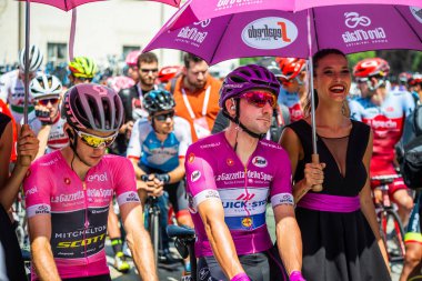 Venaria Reale, İtalya 25 Mayıs 2018: The Purple Jersey'de Viviani Elia, başlamadan önce Tur İtalya 2018 Venaria Reale ve varış yokuş yukarı Bardonecchia zor dağına aşamasının ilk satırı.