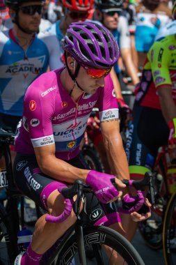 Venaria Reale, İtalya 25 Mayıs 2018: The Purple Jersey'de Viviani Elia, başlamadan önce Tur İtalya 2018 Venaria Reale ve varış yokuş yukarı Bardonecchia zor dağına aşamasının ilk satırı.