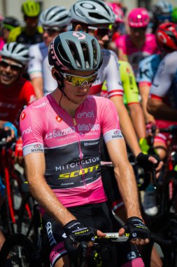 Venaria Reale, İtalya 25 Mayıs 2018: Pembe Jersey'de Simon Yates, başlamadan önce Tur İtalya 2018 Venaria Reale ve varış yokuş yukarı Bardonecchia zor dağına aşamasının ilk satırı.