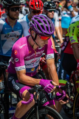 Venaria Reale, İtalya 25 Mayıs 2018: The Purple Jersey'de Viviani Elia, başlamadan önce Tur İtalya 2018 Venaria Reale ve varış yokuş yukarı Bardonecchia zor dağına aşamasının ilk satırı.