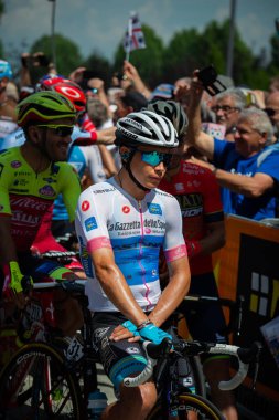 Venaria Reale, İtalya 25 Mayıs 2018: Miguel Angel Lopez, Jersey'de başlamadan önce Tur İtalya 2018 Venaria Reale ve varış yokuş yukarı Bardonecchia zor dağına aşamasının ilk satırı ile.