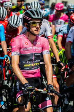 Venaria Reale, İtalya 25 Mayıs 2018: Viviani Elia ve Simon Yates, başlamadan önce Tur İtalya 2018 Venaria Reale ve varış yokuş yukarı Bardonecchia zor dağına aşamasının ilk satırında.