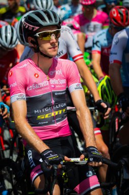 Venaria Reale, İtalya 25 Mayıs 2018: Viviani Elia ve Simon Yates, başlamadan önce Tur İtalya 2018 Venaria Reale ve varış yokuş yukarı Bardonecchia zor dağına aşamasının ilk satırında.