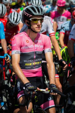 Venaria Reale, İtalya 25 Mayıs 2018: Viviani Elia ve Simon Yates, başlamadan önce Tur İtalya 2018 Venaria Reale ve varış yokuş yukarı Bardonecchia zor dağına aşamasının ilk satırında.