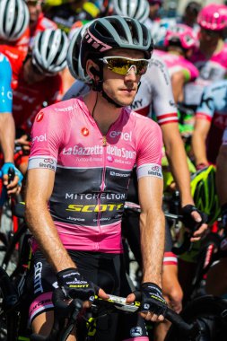 Venaria Reale, İtalya 25 Mayıs 2018: Viviani Elia ve Simon Yates, başlamadan önce Tur İtalya 2018 Venaria Reale ve varış yokuş yukarı Bardonecchia zor dağına aşamasının ilk satırında.