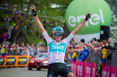 Bardonecchia, İtalya 25 Mayıs 2018: Chris Froome, bitiş çizgisine üzerinde takım Sky kazanır sahne varış ile Bardonecchia içinde daha--dan 80 km sonra kaçış zor dağ aşamasında.