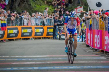 Bardonecchia, İtalya 25 Mayıs 2018: profesyonel bisikletçi, Thibaut Pinot, bitiş çizgisine İtalya 2018 tur en zor dağ aşamadan sonra yorgunluk yok geçer.