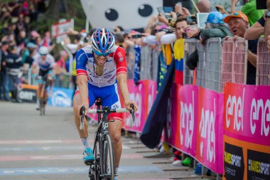Bardonecchia, İtalya 25 Mayıs 2018: profesyonel bisikletçi, Thibaut Pinot, bitiş çizgisine İtalya 2018 tur en zor dağ aşamadan sonra yorgunluk yok geçer.