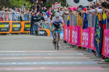 Bardonecchia, İtalya 25 Mayıs 2018: profesyonel bisikletçi, Thibaut Pinot, bitiş çizgisine İtalya 2018 tur en zor dağ aşamadan sonra yorgunluk yok geçer.