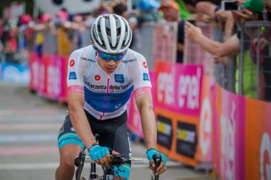 Bardonecchia, İtalya 25 Mayıs 2018: profesyonel bisikletçi, Miguel Angel Lopez, bitiş çizgisine İtalya 2018 tur en zor dağ aşamadan sonra yorgunluk yok geçer.