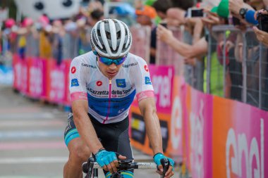 Bardonecchia, İtalya 25 Mayıs 2018: profesyonel bisikletçi, Miguel Angel Lopez, bitiş çizgisine İtalya 2018 tur en zor dağ aşamadan sonra yorgunluk yok geçer.