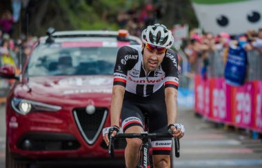 Bardonecchia, İtalya 25 Mayıs 2018: profesyonel bisikletçi, Tom Dumoulin, bitiş çizgisine İtalya 2018 tur en zor dağ aşamadan sonra yorgunluk yok geçer.