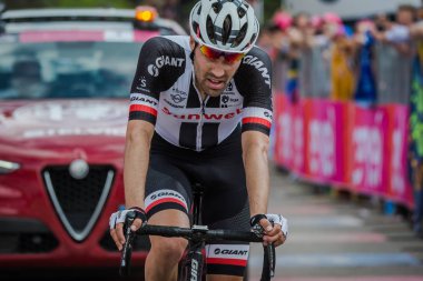 Bardonecchia, İtalya 25 Mayıs 2018: profesyonel bisikletçi, Tom Dumoulin, bitiş çizgisine İtalya 2018 tur en zor dağ aşamadan sonra yorgunluk yok geçer.