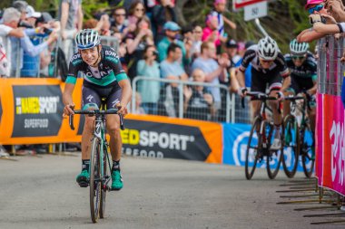 Bardonecchia, İtalya 25 Mayıs 2018: profesyonel bisikletçi, Davide Formolo, geçer İtalya 2018 tur en zor dağ aşamadan sonra yorgunluk yok fisinish çizgi.