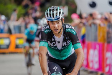 Bardonecchia, İtalya 25 Mayıs 2018: profesyonel bisikletçi, Davide Formolo, geçer İtalya 2018 tur en zor dağ aşamadan sonra yorgunluk yok fisinish çizgi.