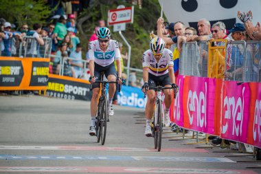 Bardonecchia, İtalya 25 Mayıs 2018: profesyonel bisikletçi, gökyüzü takım, bitiş çizgisine İtalya 2018 tur en zor dağ aşamadan sonra yorgunluk yok geçer.