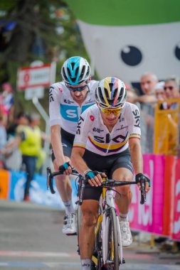 Bardonecchia, İtalya 25 Mayıs 2018: profesyonel bisikletçi, gökyüzü takım, bitiş çizgisine İtalya 2018 tur en zor dağ aşamadan sonra yorgunluk yok geçer.