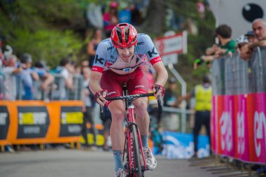 Bardonecchia, İtalya 25 Mayıs 2018: profesyonel bisikletçi geçer İtalya 2018 tur en zor dağ aşamadan sonra yorgunluk yok bitiş çizgisine.