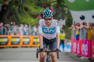 Bardonecchia, İtalya 25 Mayıs 2018: profesyonel bisikletçi, gökyüzü takım, bitiş çizgisine İtalya 2018 tur en zor dağ aşamadan sonra yorgunluk yok geçer.