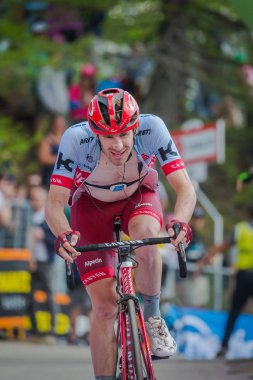 Bardonecchia, İtalya 25 Mayıs 2018: profesyonel bisikletçi geçer İtalya 2018 tur en zor dağ aşamadan sonra yorgunluk yok bitiş çizgisine.